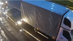 У Луцьку «мерс» врізався у вантажівку, яка стояла посеред дороги (відео)