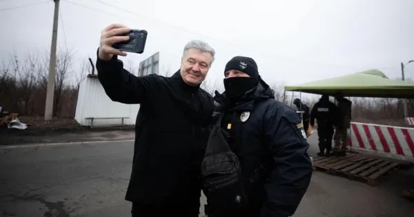 Порошенко привіз десантникам в Авдіївку обладнання для відеорозвідки й мандарини (фото)