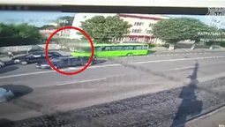 У Луцьку автобус пошкодив дві автівки перед світлофором (відео)
