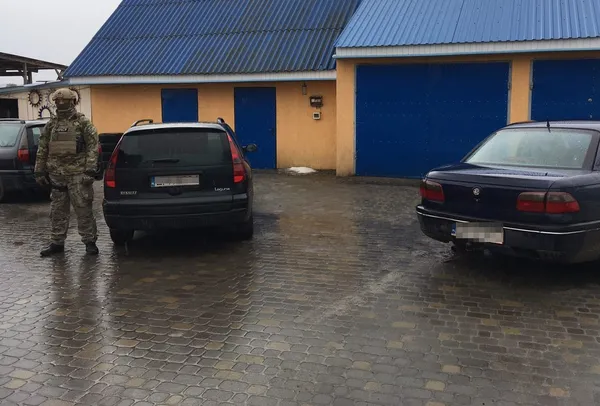 Через «Ягодин» незаконно ввозили автомобілі на «бляхах» : викрили схему (фото) 