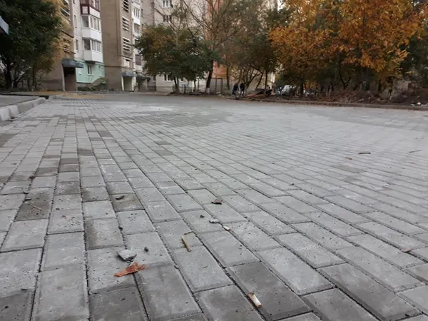 У Луцьку завершується ремонт прибудинкової території на Соборності (фото)