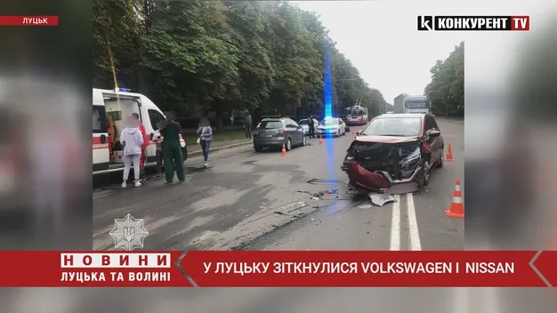 У Луцьку водійка виїхала на «зустрічку» і в'їхала у Nissan (фото, відео)