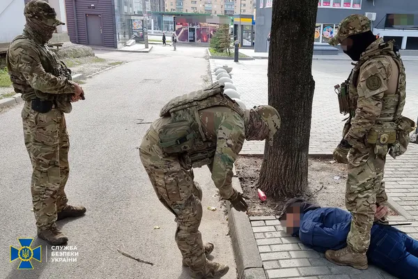 Ловили вісім років: СБУ затримала чоловіка, який підіймав триколор у Харкові в 2014-му