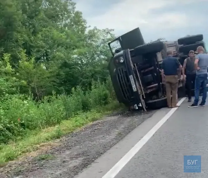 На Волині перевернулася вантажівка (ФОТО, ВІДЕО)