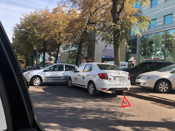 У Луцьку автомобіль викотився з парковки на дорогу (фото) 