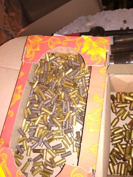 У Луцьку на гарячому спіймали чоловіка, який торгував зброєю (фото)