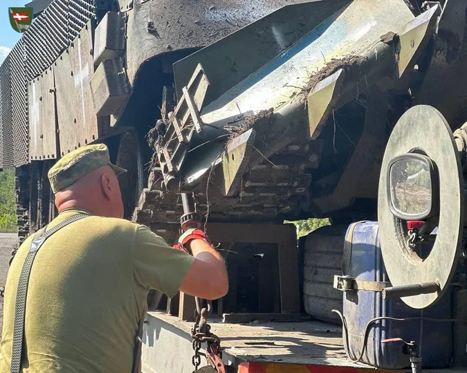 Броньований «Humvee» і трофейний Т-72: показали, як воїни 14-ї ОМБр ремонтують техніку (фото)