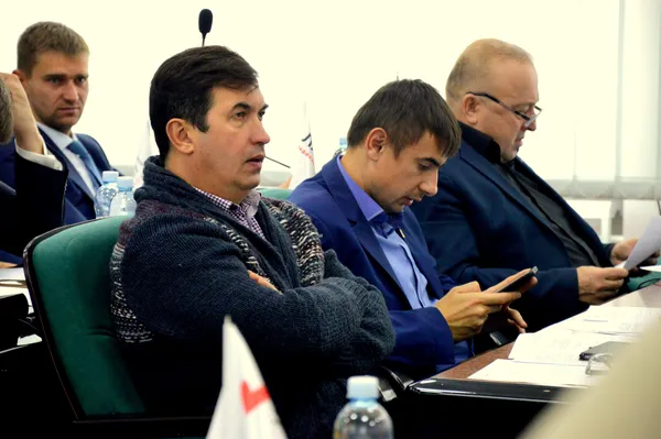 Віктор Ящук не зводить очей з в.о. міського голови Григорія Пустовіта