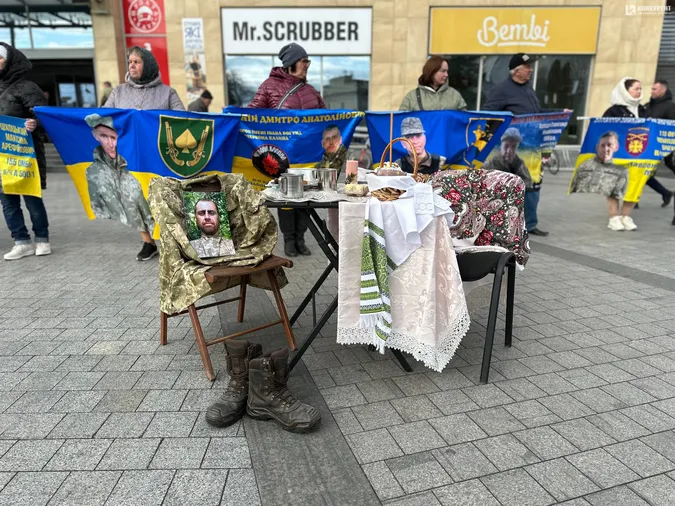 У Луцьку накрили великодній стіл для полонених та безвісти зниклих (фото)