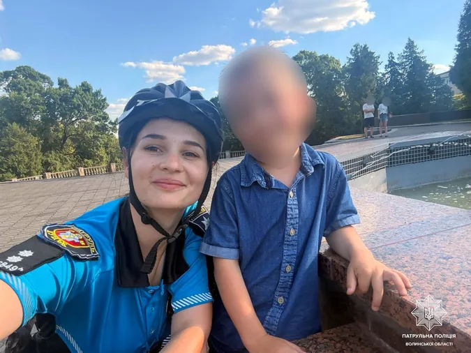У Луцьку велопатрульні допомогли 4-річному хлопчику повернутися до батьків