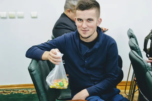 ...а тих, хто не мав солодощів, пригощав журналіст Андрій Мошкун