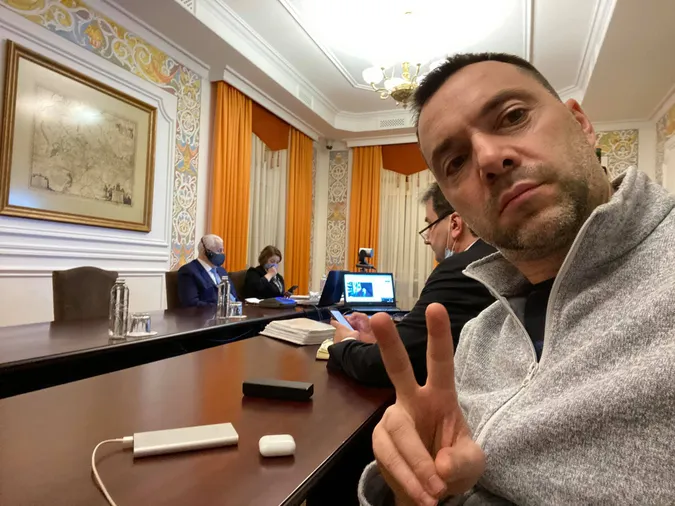 Радник Єрмака Олексій Арестович посилає на х*й користувачів фейсбуку
