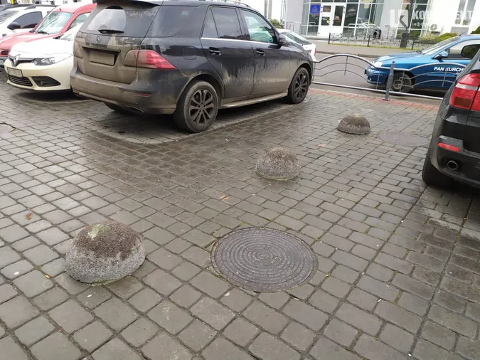 Позаду драмтеатру в Луцьку встановили обмежувачі (фотофакт)