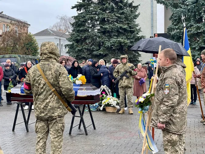 Тіло шукали два роки: Нововолинська громада попрощалася з воїном Костянтином Мрочком (фото)