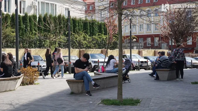 Весняний Луцьк: як місцеві прогулюються заквітчаним центром (фото)