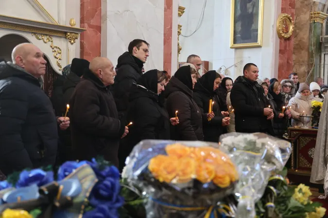 Луцьк навколішки попрощався з загиблим на Харківщині захисником Іваном Прокопцем