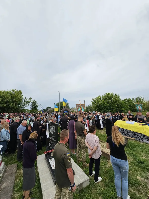 Навіки 33: на Волині попрощалися з полеглим бійцем Володимиром Семенакою (фото)