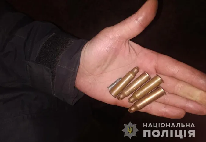 У помешканні лучанина виявили «партизанський схрон» зі зброєю (фото)