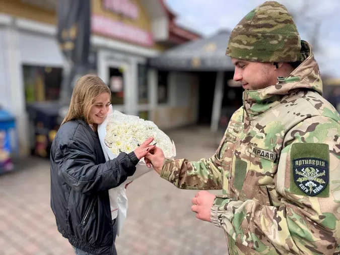 💖Поліцейські підіграли і вона сказала «так»: зворушлива історія освідчення волинського військового