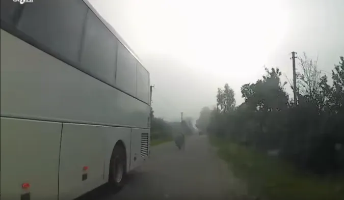 Троє на одному скутері: на Волині діти ледь не потрапили під колеса авто (відео)