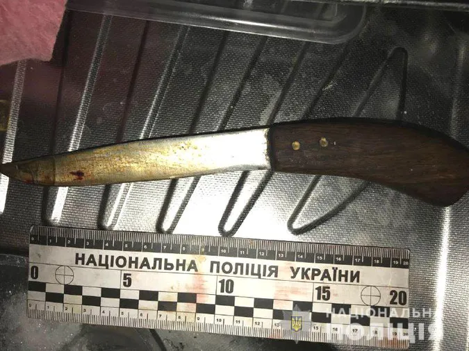 На Рівненщині жінка знайшла на балконі своєї квартири труп невідомого чоловіка (фото)