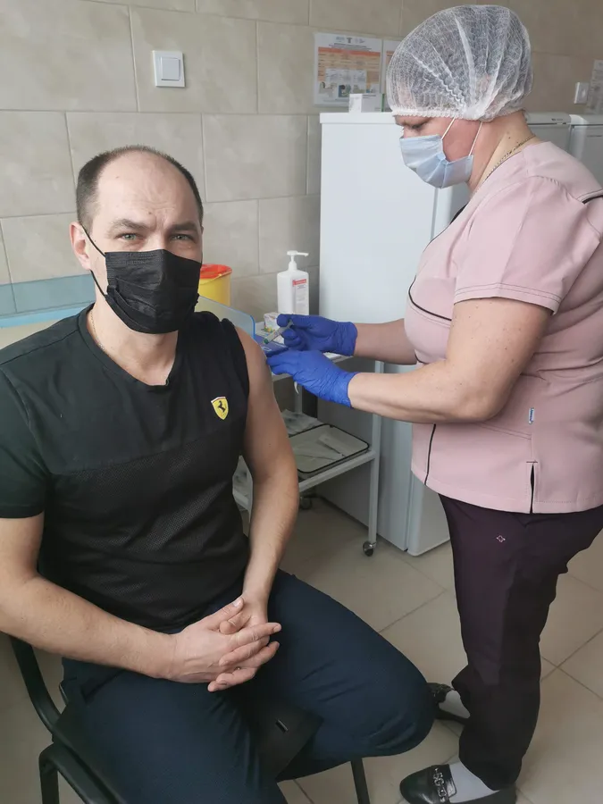 Очільник управління охорони здоров'я на Волині вакцинувався проти COVID (фото)
