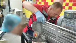 У Луцьку жінка засунула руку в тісторозкатувальну машину: працювали рятувальники (відео)