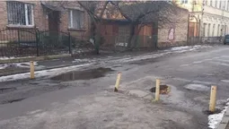 Муніципали позрізають обмежувачі руху у Луцьку і прилеглих селах (фото)