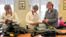 У Луцьку студенти з викладачами шиють флісові костюми для військових (фото, відео)