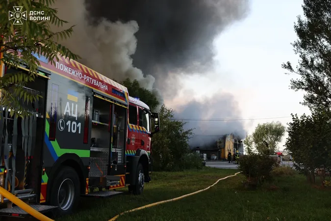 Чорний дим у небі і 30 рятувальників: під Луцьком спалахнула масштабна пожежа (фото)