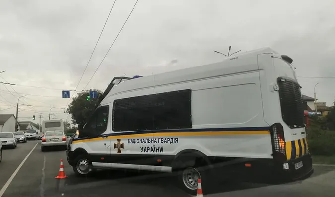 У Луцьку спецавтомобіль нацгвардійців зіткнувся з маршруткою (фото)
