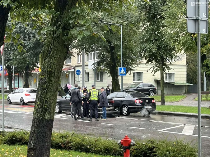 У центрі Луцька – ДТП: на дорозі утворився затор (фото)