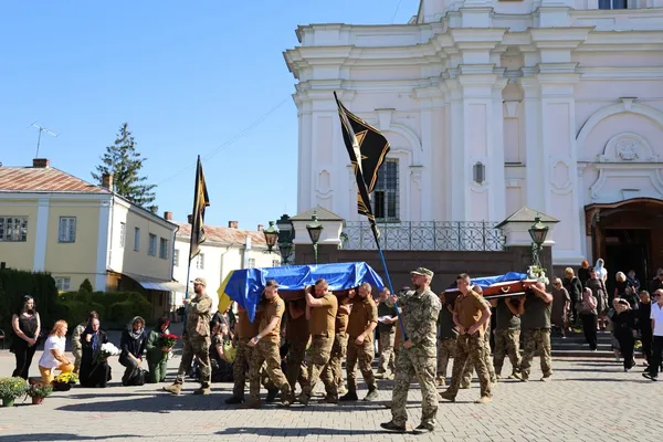 У Луцьку в останню дорогу провели двох Героїв – Артема Біломоїна та Вадима Попишова (фото)