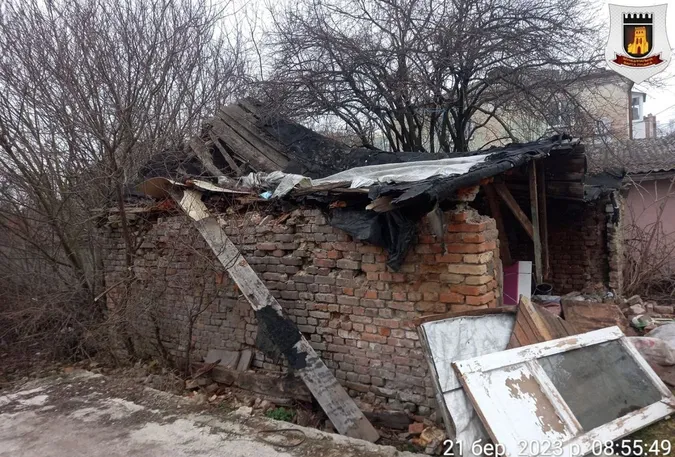 У Луцьку муніципали знесли занедбану халупу напроти міськради (фото)
