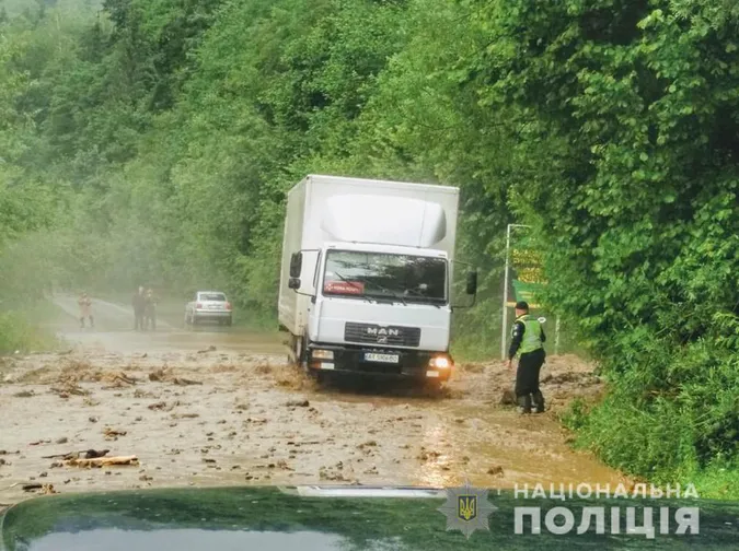Негода в гірських районах: розмило дороги та мости, авто й городи у воді (ФОТО)