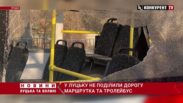 Розбиті вікно та двері: у Луцьку не розминулися тролейбус і маршрутка (фото, відео)