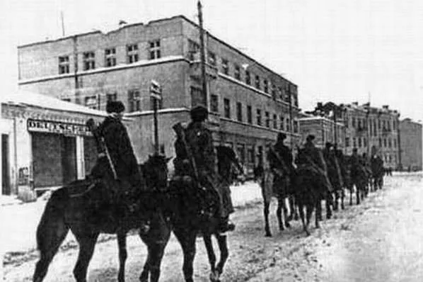 Звільнення і руїни: показали Луцьк 1944 року (фото)