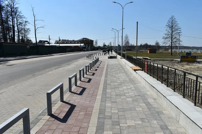 Парасольки, парковка, велосипедна доріжка: як змінився курортний Світязь (фото)