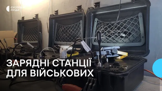 Майстер з Луцька робить для військових зарядні станції, які не бояться ні дощу, ні болота (фото, відео)