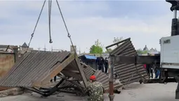 На Старому ринку продовжують демонтаж: зрізають паркан (фото)
