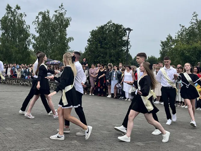 На Волині біля гігантського Шевченка покружляли випускники (фото)