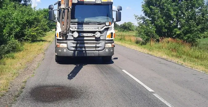 На Волині «латають» вибоїни на дорогах – водіям радять бути обачними (фото, відео)