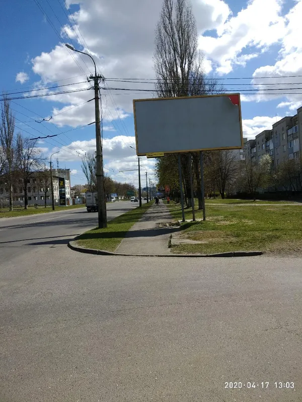 У Луцьку просять відновити пішохідну доріжку біля білборда (фото)