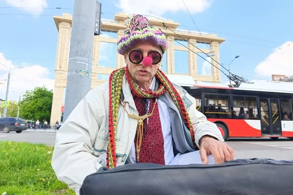 «Берет і шарф – це мамина робота»: історія вуличного музиканта з Луцька (фото)