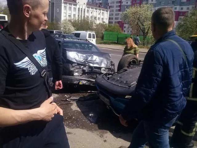 Перевернутий автомобіль: у Луцьку сталася аварія (фото, оновлено)