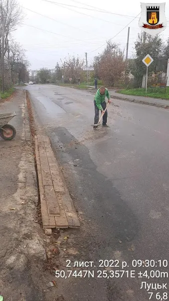 У Луцьку будівельників змусили прибрати землю на дорозі (фото)