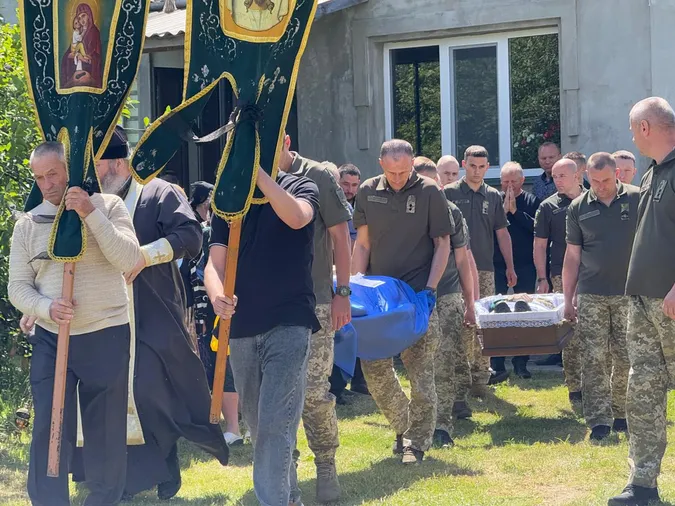 Біль і сльози: на Волині попрощалися з молодим снайпером Вітарієм Шереметою, який загинув на Харківщині