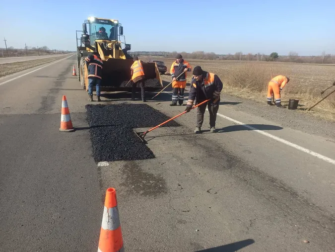 На Волині ремонтують ями на п’яти міжнародних та регіональних трасах (фото)