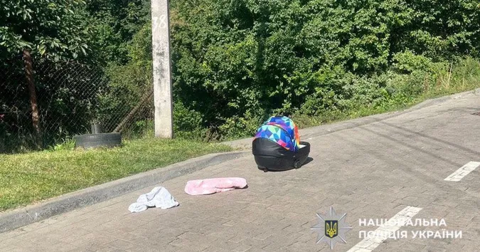 У Львові чоловік ледве не вбив немовля, бо забув його на даху автівки