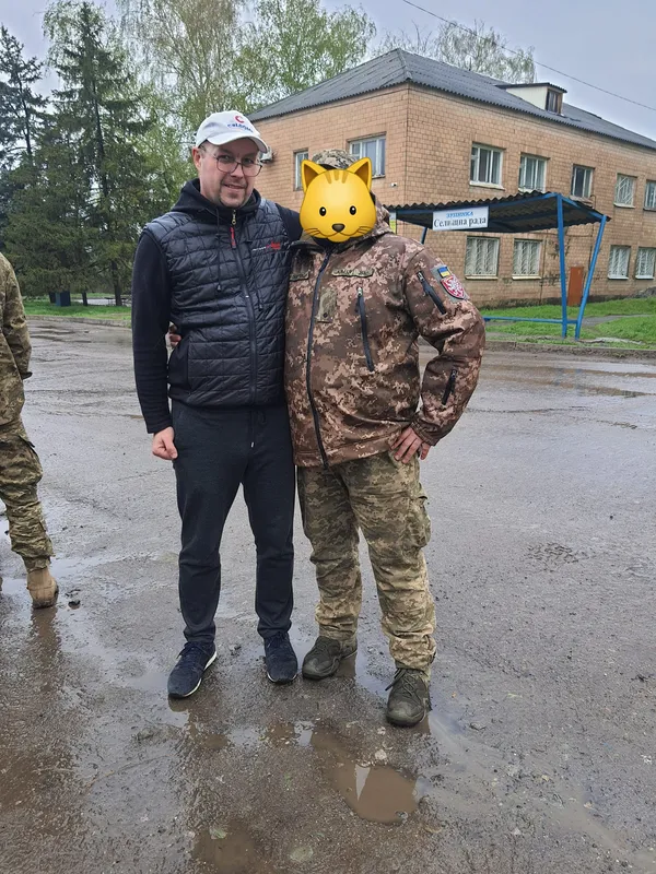 Луцькі волонтери відвезли допомогу землякам на передовій (фото)